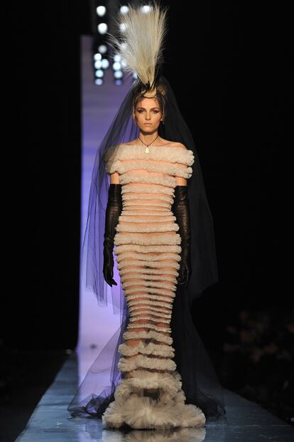 Andrej cerró el desfile de Gaultier vestido de novia, uno de sus momentos más comentados. Aquí, una vez más, derrochó feminidad.