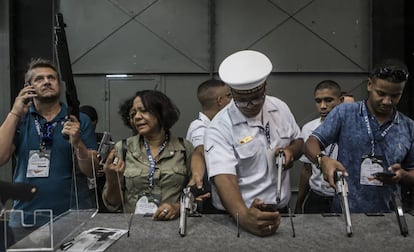 Armas da fabricante Taurus, exibidas em uma feira internacional de produtos de defesa no Rio do Janeiro.