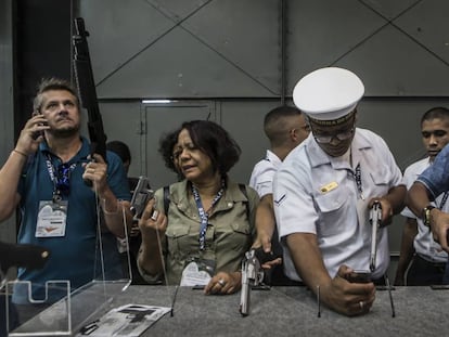 Armas da fabricante Taurus, exibidas em uma feira internacional de produtos de defesa no Rio do Janeiro.