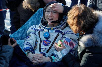 La astronauta de la NASA Christina Koch recibe asistencia poco después del aterrizaje de la cápsula espacial rusa Soyuz MS-13 en una zona remota al sureste de Zhezkazgan, en la región de Karaganda, Kazajistán, en febrero de 2020.