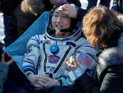 La astronauta de la NASA Christina Koch recibe asistencia poco después del aterrizaje de la cápsula espacial rusa Soyuz MS-13 en una zona remota al sureste de Zhezkazgan, en la región de Karaganda, Kazajistán, en febrero de 2020.