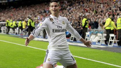 James celebra tras marcar un gol.