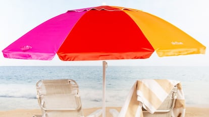 Artículo de EL PAÍS Escaparate que describe la sombrilla de playa antiviento más vendida del verano.