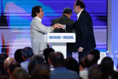 Los expresidentes del Gobierno del Partido Popular, José María Aznar (izquierda) y Mariano Rajoy, se saludan. Al fondo, el líder del partido, Alberto Núñez Feijóo.