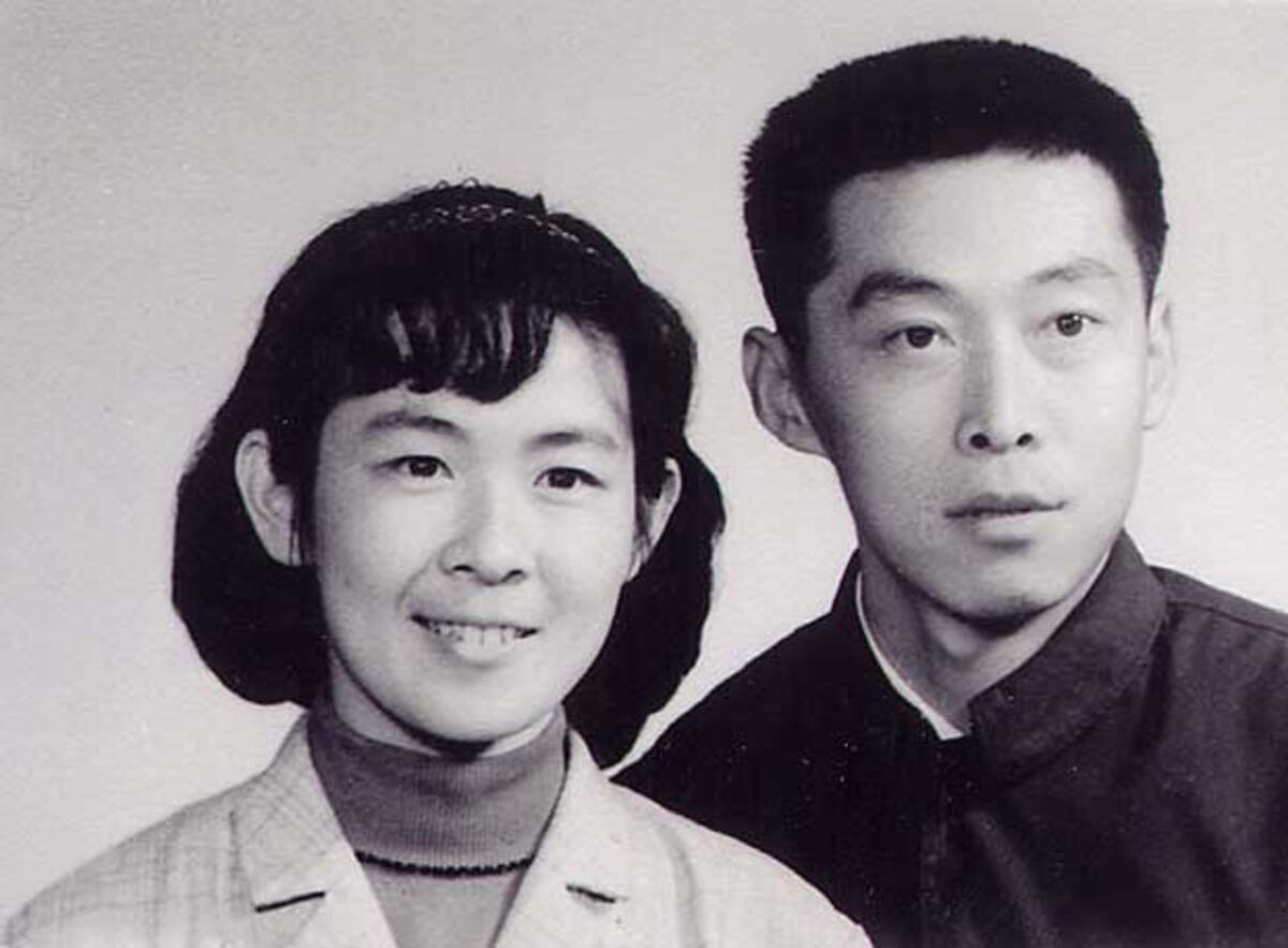 El disidente encarcelado Wang Xiaoning con su esposa, Yu Ling ...