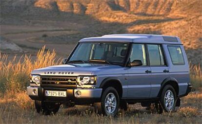 El frontal del Discovery 2003 incluye unos faros multifocales similares a los del Range Rover, pero mantiene su peculiar techo con dos alturas y las ventanas laterales grandes y cuadradas.