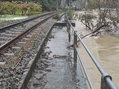 El río Cadagua al borde de superar su cauce a su paso por Sodupe (Bizkaia)