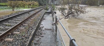 El río Cadagua al borde de superar su cauce a su paso por Sodupe (Bizkaia)