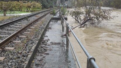 El río Cadagua al borde de superar su cauce a su paso por Sodupe (Bizkaia)