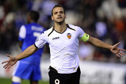 Soldado celebra un gol en el último partido de la 'Champions' del Valencia, ante el Genk.