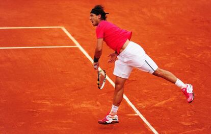 Nadal sirve ante Nicol&aacute;s Almagro en los cuartos de final de Roland Garros.