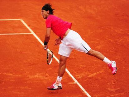 Nadal sirve ante Nicol&aacute;s Almagro en los cuartos de final de Roland Garros.