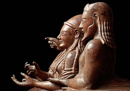 Detalles de figuras en un sarcófago etrusco de una pareja casada conocido como el de los esposos.