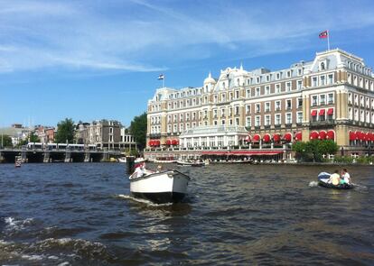 Vista de la parte posterior del Hotel Amstel (5 estrellas), en Ámsterdam, desde el río Amstel.