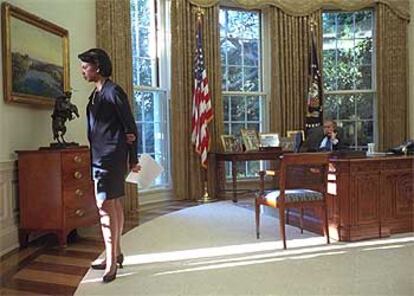La consejera de Seguridad Nacional, Condoleezza Rice, en el Despacho Oval de la Casa Blanca al día siguiente de los ataques del 11-S.