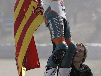 Héctor Faubel celebra su triunfo.