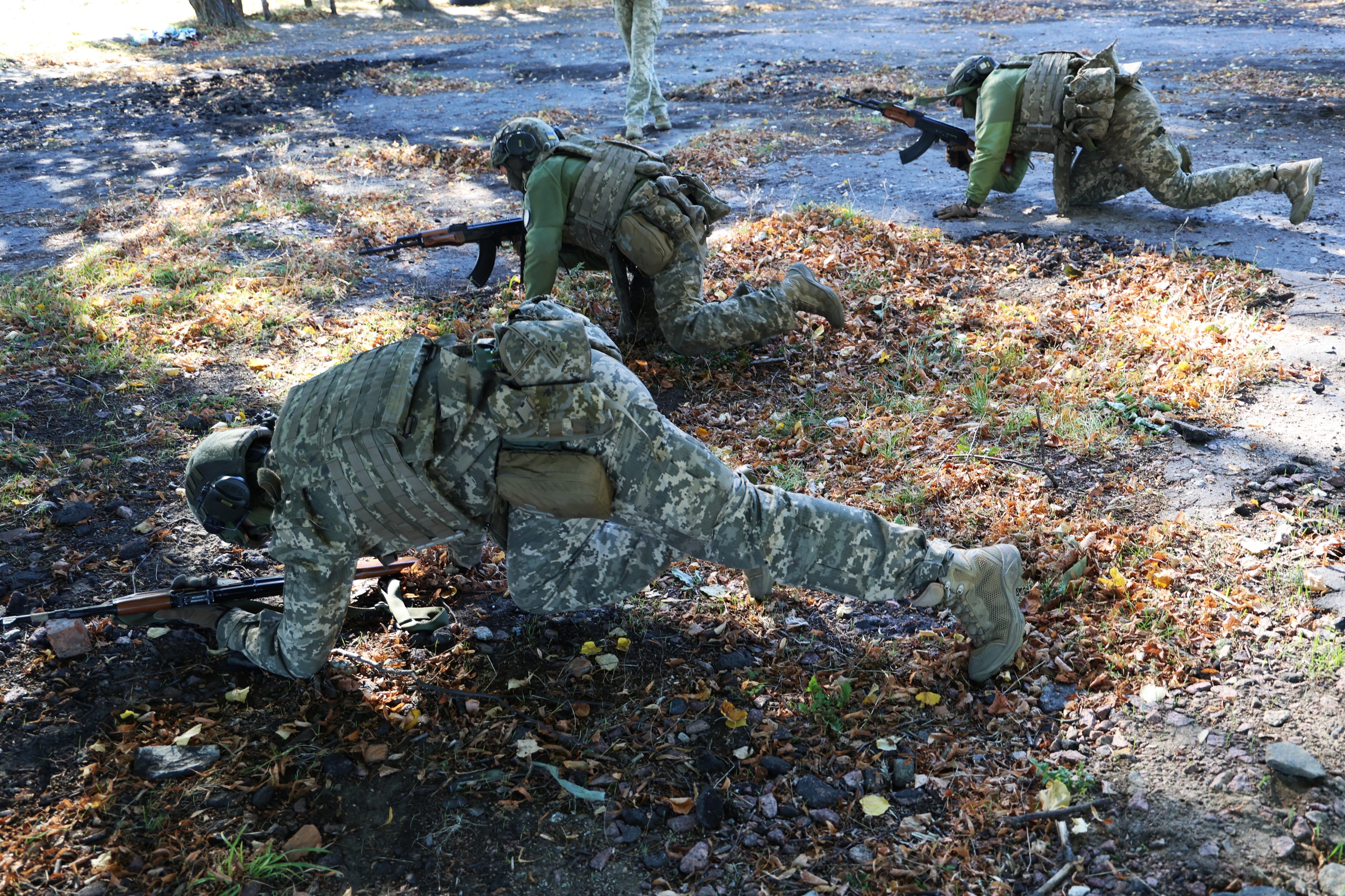 Instrucción de jóvenes voluntarios de entre 18 y 24 años llegados como voluntarios al ejército de Ucrania el pasado 25 de septiembre.