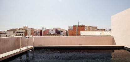 Terraza con piscina en el edificio que cuatro matrimonios se han construido a su medida con espacios compartidos para retirarse en Barcelona. |
