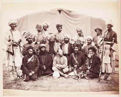 Un militar británico junto a oficiales afghanos en 1879.