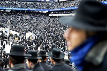 Cerca de 93.000 judíos ultraortodoxos celebran la décimo tercera Siyum Hashas (celebración de la finalización del programa Daf Yomi, un ciclo de aprendizaje de la Torá oral y sus comentarios) en el estadio Met Life ubicado en East Rutherford, Nueva Jersey (Estados Unidos).