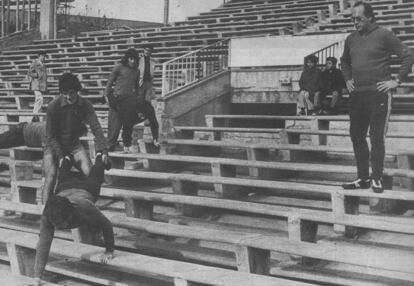 Max Merkel observa como entrenan sus jugadores en las gradas del Calderón.