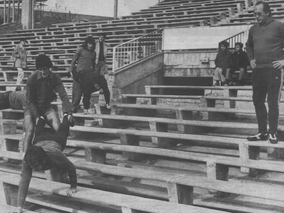 Max Merkel observa como entrenan sus jugadores en las gradas del Calder&oacute;n.