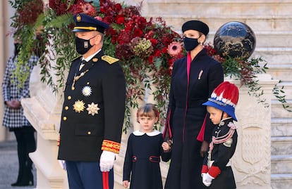 El príncipe Alberto y Charlene junto a sus hijos, durante la celebración de la fiesta nacional de Mónaco en 2020.
