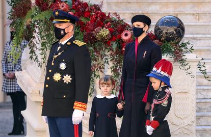 El príncipe Alberto y Charlene junto a sus hijos, durante la celebración de la fiesta nacional de Mónaco en 2020.