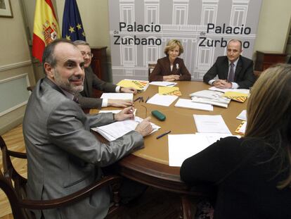 Elena Salgado, Miguel Sebastián, José Blanco y Joan Ridao, de ERC, en una reunión en marzo.