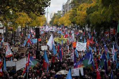 Miles de manifestantes desfilaban el domingo pasado hacia la plaza de la Bastilla, en París, en una protesta por el aumento de los precios.