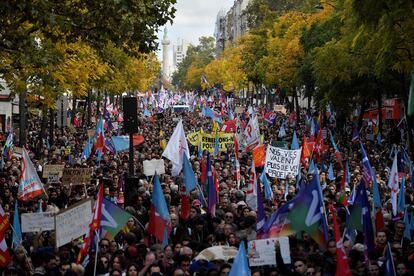 Miles de manifestantes desfilaban el domingo pasado hacia la plaza de la Bastilla, en París, en una protesta por el aumento de los precios.