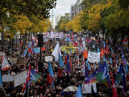 Miles de manifestantes desfilaban el domingo pasado hacia la plaza de la Bastilla, en París, en una protesta por el aumento de los precios.