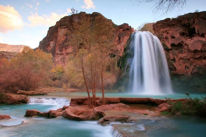 Havasu se sitúa al sur del Parque Nacional del Gran Cañón del Colorado, en Arizona, en territorio de los indios Havasupai. El agua cae a caño, desde una altura de 37 metros, a una piscina natural color turquesa que contrasta con las rocas rojizas que la circundan. Las paredes que rodean la cascada amplifican su estruendo, que puede oírse a un kilómetro de distancia.