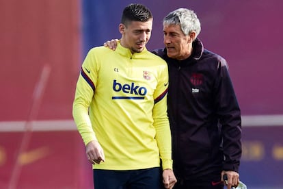 Setién habla con Lenglet durante un entrenamiento.