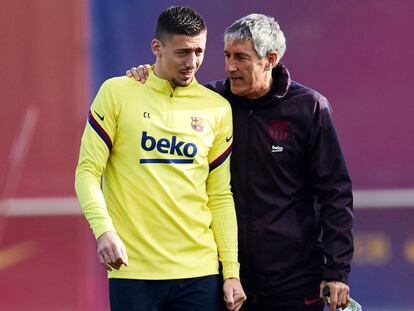 Setién habla con Lenglet durante un entrenamiento.