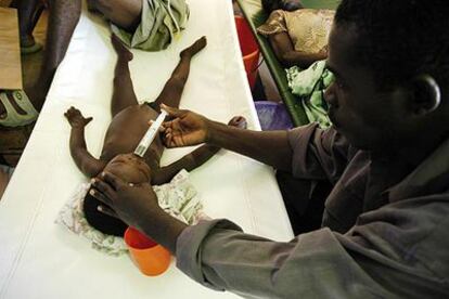 Un niño recibe tratamiento contra el cólera en un centro médico de Boa Vista el pasado 14 de mayo.