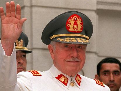 Augusto Pinochet em uma imagem de 1997 em Santiago, Chile.