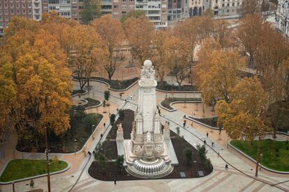 La capital ha estrenado este lunes la remodelada plaza, tras más de dos años de obras que la han convertido en un espacio más verde y peatonal, conectado con el entorno del Palacio Real, Madrid Río, la Casa de Campo y el parque del Oeste.