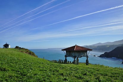 Acantilados junto al prado de La Regalina, en Cadavedo (Asturias).