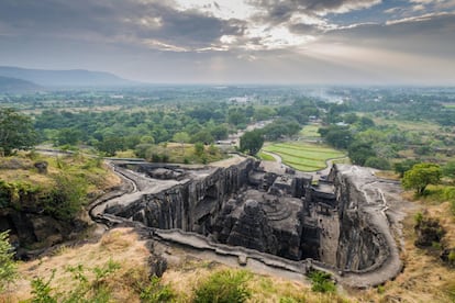 Cerca de la ciudad de Aurangabad, en el estado de Maharashtra, en el centro de la India, se encuentra uno de esos lugares que resulta casi mágico, y que por supuesto, es patrimonio mundial. Son los templos de las cuevas de Ellora, epítome de la antigua arquitectura hindú en roca tallada, cincelados durante más de cinco siglos por generaciones de monjes budistas, hinduistas y jainies. A diferencia de la cercana Ajanta (se suelen visitar juntas), talladas en la cara de una roca, las cuevas de Ellora se alzan a lo largo de una escarpa de dos kilómetros, y las arquitectos construyeron historiados patios frente a los santuarios. Son 34 cuevas en total, más tranquilas las 12 que son budistas, frente al dramatismo de las 17 cuevas hinduistas, que son un mundo aparte. Las cinco cuevas jainistas son las más nuevas, con pinturas y esculturas llenas de detalles.