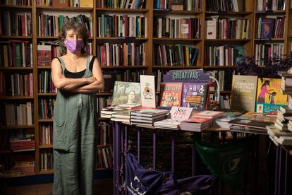 Alba Varela Lasheras en la librería Mujeres. / CARLOS PINA