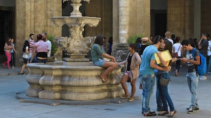 Estudiantes en el rectorado de la Universidad de Sevilla.