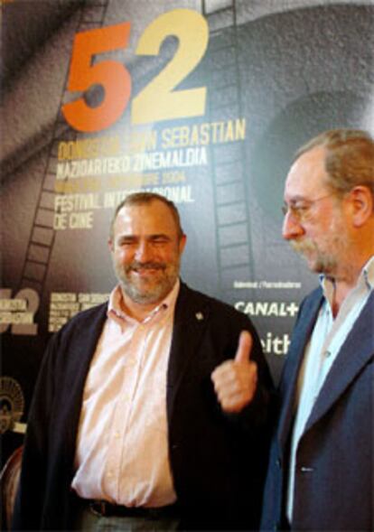 Mikel Olaciregi (izqda.), director del certamen, hoy durante la presentación del Festival.