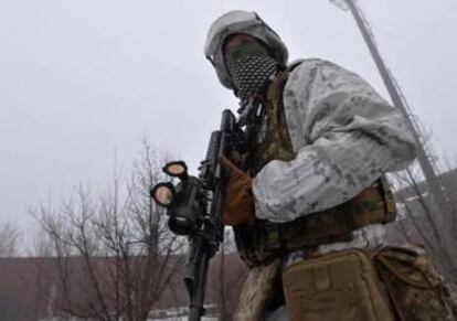 Militar ucraniano en puestos de combate, a las afueras de Avdiivka, Donetsk (Ucrania).