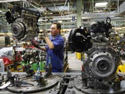 La economía cayó una décima menos tras moderarse la contracción del consumo