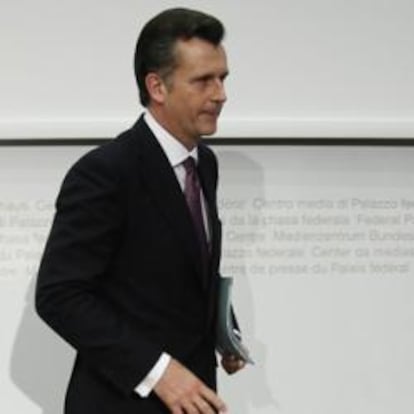 Philipp Hildebrand, tras finalizar la rueda de prensa en la que ha anunciado su dimisión como presidente del Banco Nacional de Suiza.