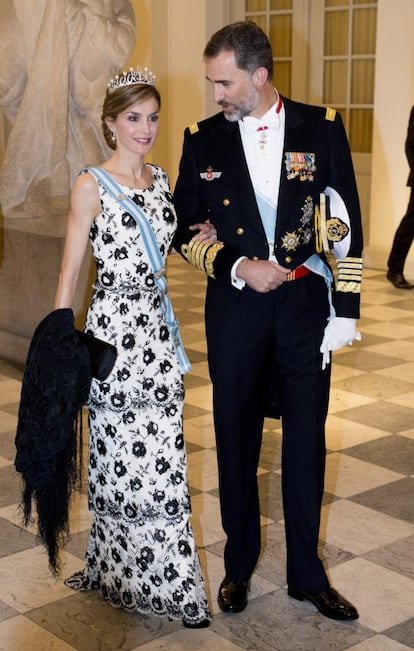 Don Felipe y doña Letizia acudieron a la cena de gala en conmemoración al 75 cumpleaños de la reina Margarita en Copenhague, en 2015, junto a los representantes de todas las casas reales europeas.