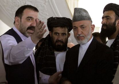 Ahmed Wali Karzai, a la izquierda, junto al presidente de Afganistán su hermanastro Hamid Karzai, en octubre de 2011.