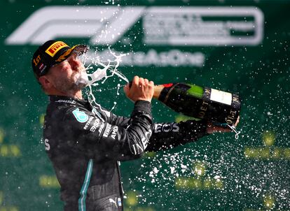 Valtteri Bottas celebra su victoria con una botella de champán este domingo en el Gran Premio de Austria.