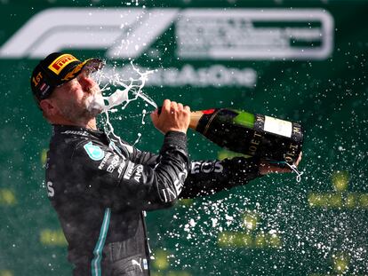 Valtteri Bottas celebra su victoria con una botella de champán este domingo en el Gran Premio de Austria.